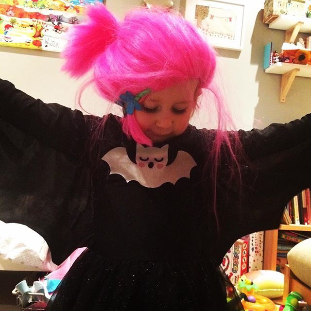 ArtsLifeReigate's tweet photo. Some days it’s just too hard to choose between bat girl and trolls....along with can’t be seen princess shoes.
.
.
.
#mumofgirl #dressingup #trolls #batgirl #imaginativeplay #imagination #daystogether #mondaymood #mondaymorning #storytelling #redhill https://t.co/ddAAoYItNo https://t.co/oLkEp3McCW