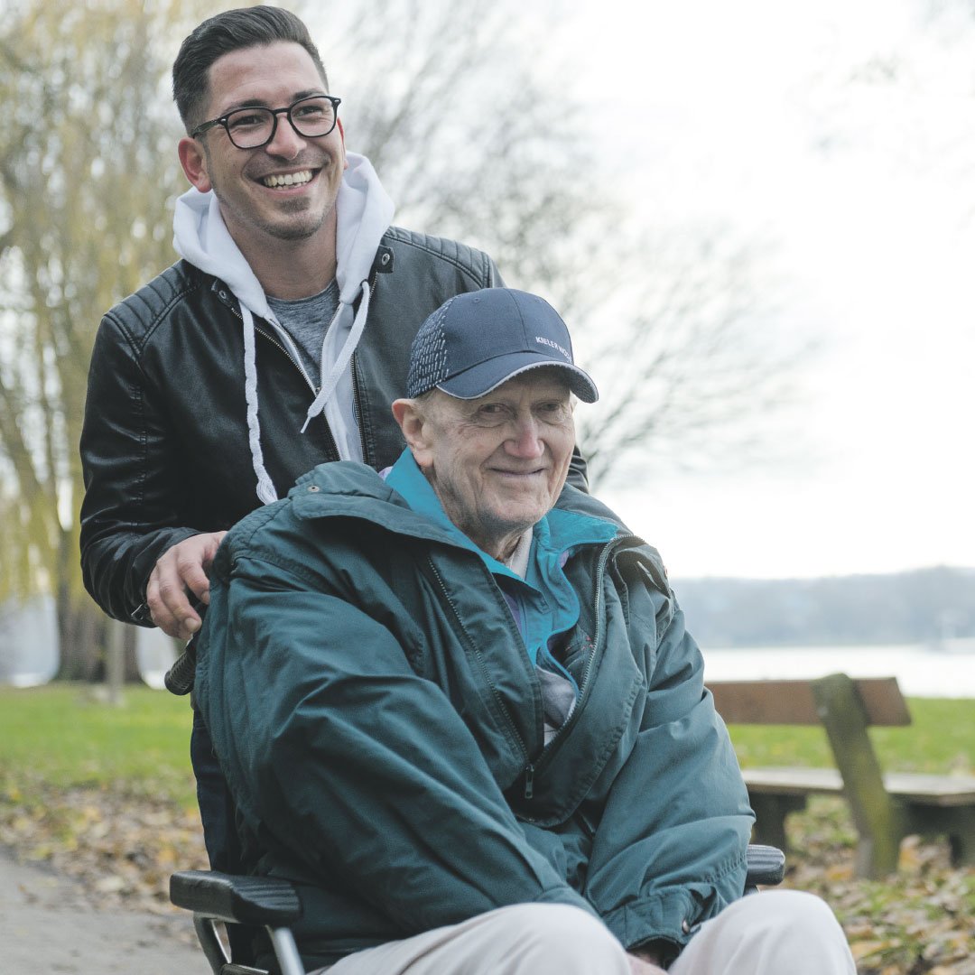 In der morgen erscheinenden Kampagne „Zukunft Gesundheitsbranche – Wir suchen dich!“ zeigt uns Sandro, Altenpfleger aus Leidenschaft, die Welt der Pflege. Nur morgen nachzulesen in der <a href="/welt/">WELT</a>. #Pflege #Gesundheit #Gesundheitsberuf #Altenpflege #Gesundheitsstudium #Pharmaziestudium