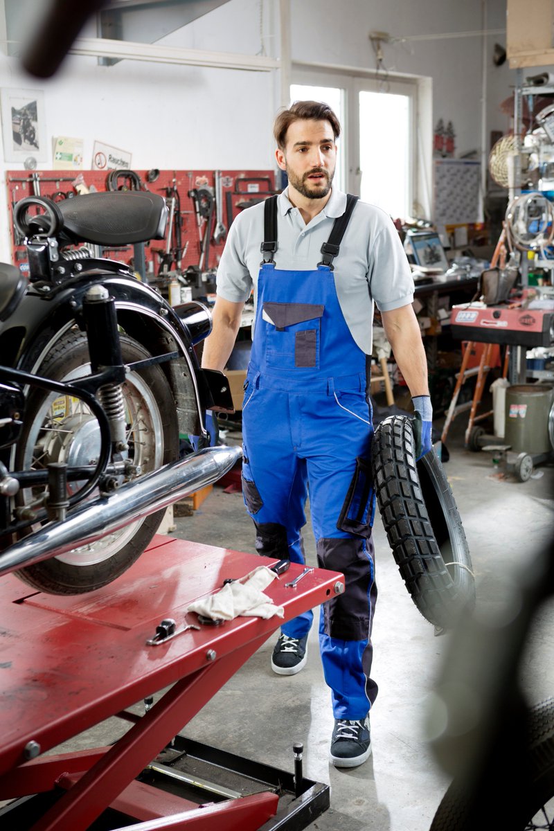 MEWA_IT's tweet photo. #MEWATM per il settore auto: #tessili a #noleggio: abbigliamento da #lavoro e #protettivo e #panni, oltre a #lavapezzi e #tappeti #assorbiolio. Ma anche #DPI con il marchio #WWW by MEWAtm da acquistare a catalogo. https://t.co/TZTa79eIlb https://t.co/cLs80uUFLm