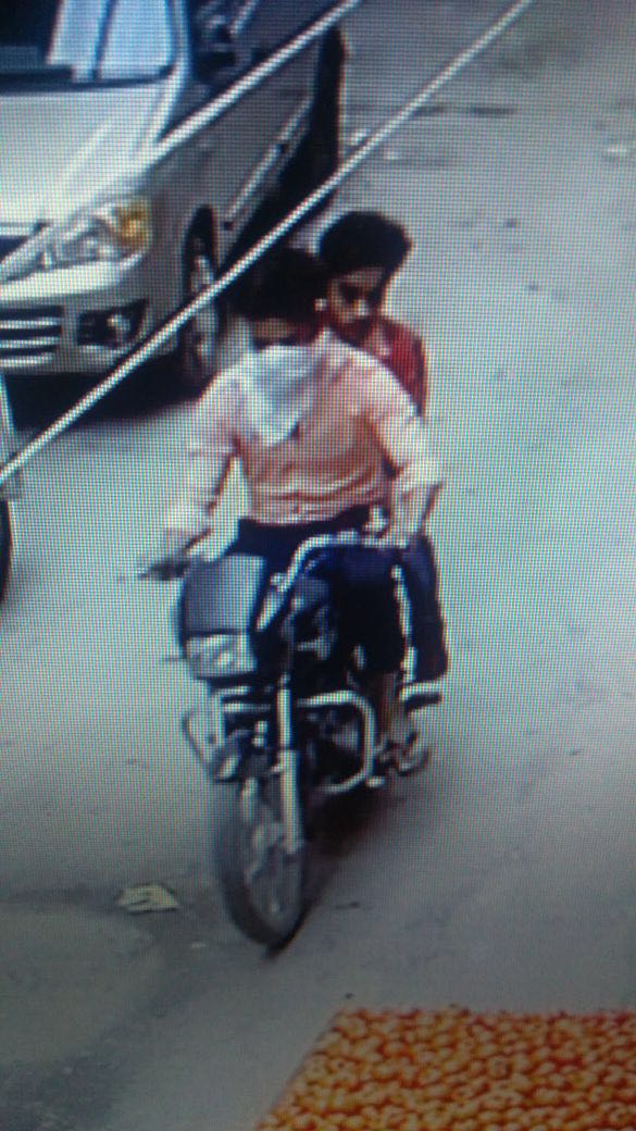 DCPSouthDelhi's tweet photo. @DelhiPolice gets more eyes #Nigehbaan! 02 snatchers snatched the gold chain fromย a woman & got arrested through CCTV footage by team of PS Neb Sarai #SouthDistrict, gold chain recovered from them #SafetyFirst #SeniorCitizen #YourMatterTheMost #CombatingCrime https://t.co/bwYJ2mOJLQ