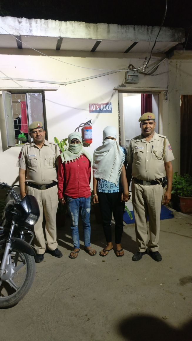 DCPSouthDelhi's tweet photo. @DelhiPolice gets more eyes #Nigehbaan! 02 snatchers snatched the gold chain fromย a woman & got arrested through CCTV footage by team of PS Neb Sarai #SouthDistrict, gold chain recovered from them #SafetyFirst #SeniorCitizen #YourMatterTheMost #CombatingCrime https://t.co/bwYJ2mOJLQ