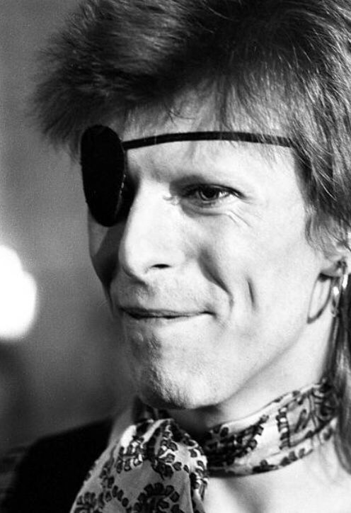 デヴィッド ボウイ 名言集 僕の発想の根本は 12歳の時に兄から貰って読んだケルアックの 路上 で決定してしまったと思う あの影響はいまだに大きくて 僕は精神的には12歳の少年のままです 74年 ジャック ケルアック 米小説家 詩人