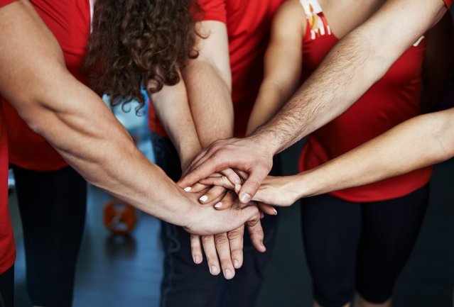 Тимбилдинг в офисе. Она в команде центра. Фасилитация команды. Совместная работа команда. Креативный коллектив.