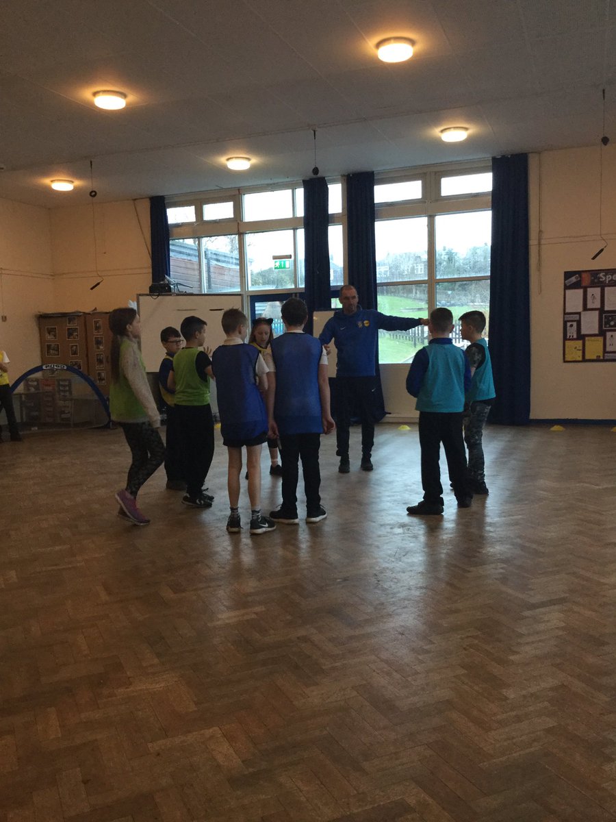 Y6WillowClass's tweet photo. Football ⚽️ #Year6 #coaching https://t.co/u4W89CLMsf