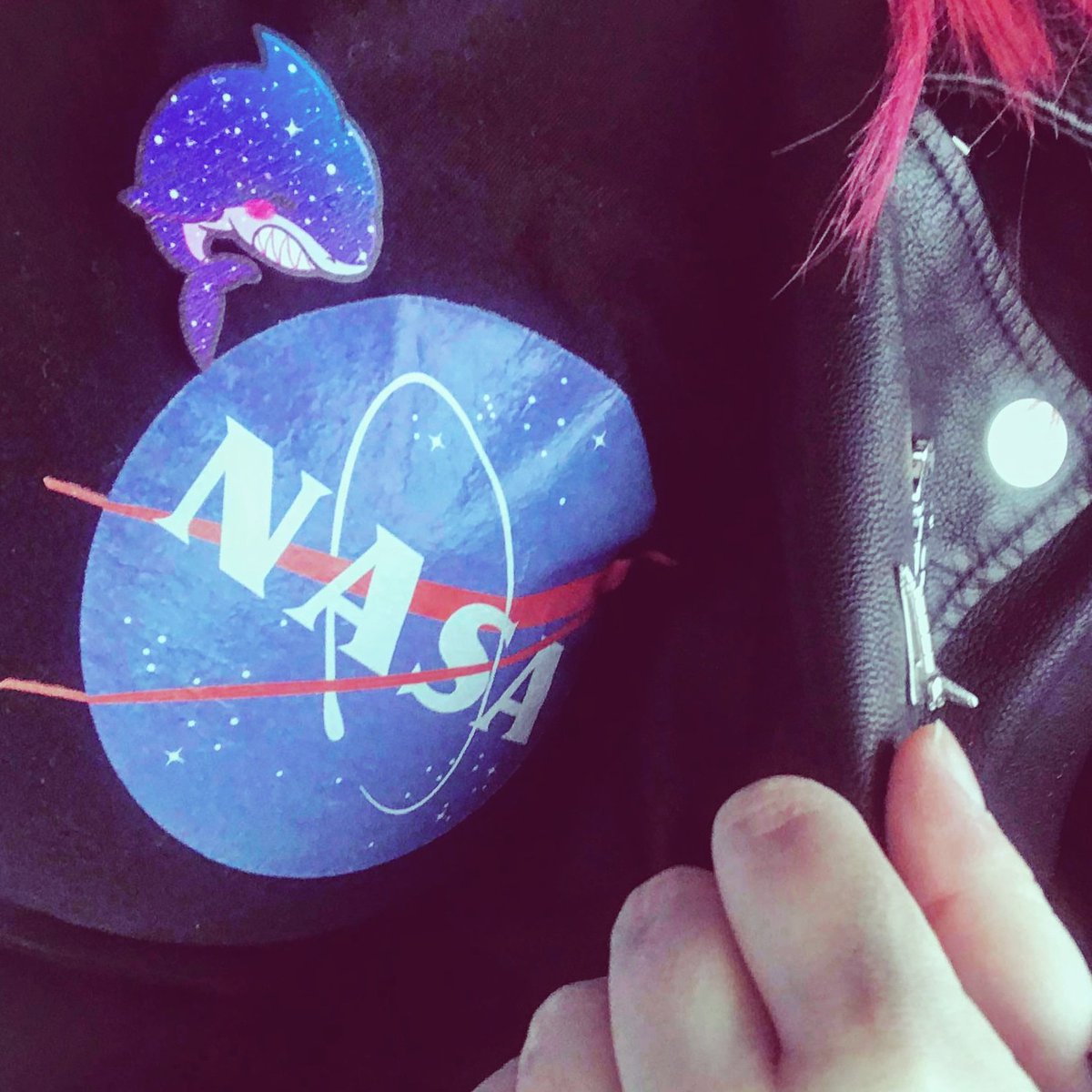 Chao_Draws's tweet photo. One of my Galaxy shark pins with their new owner!🦈🌌
Jade thankyou so much for the awesome photo 💖 #sharklove #woodenpin #sharkpin #pinbadge #space #galaxy #shark #squidgysharks https://t.co/xovbrJf7KR