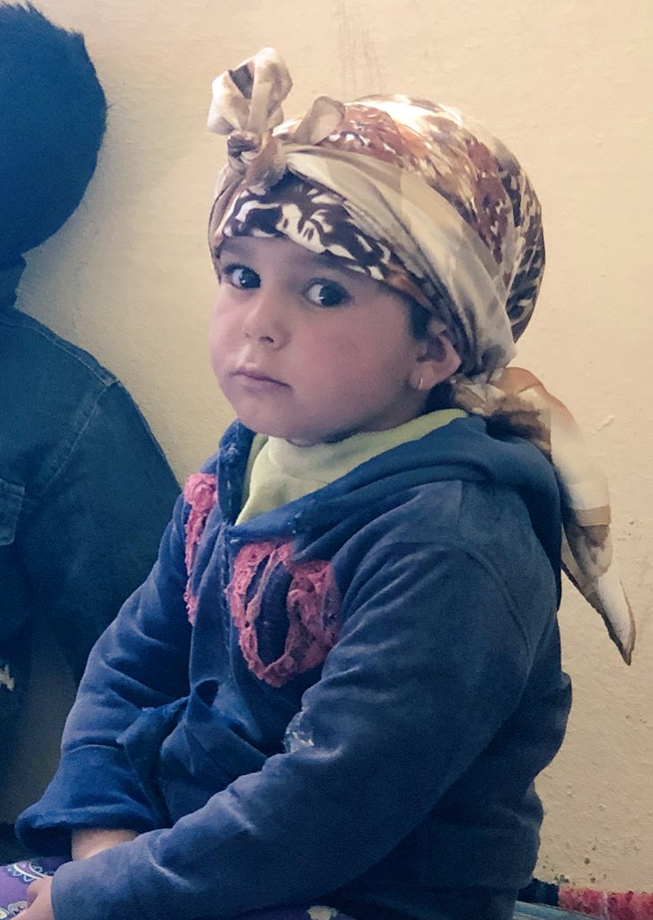_Amixem's tweet photo. Le regard de cette petite fille que j’ai rencontré hier est dingue, il veut tout dire, rien de plus bouleversant. Je repars du Maroc avec un ouragan dans la tête mais ça fait du bien. 🇲🇦 Merci @Enfantsdudesert pour ces moments. https://t.co/kYSen5urzI