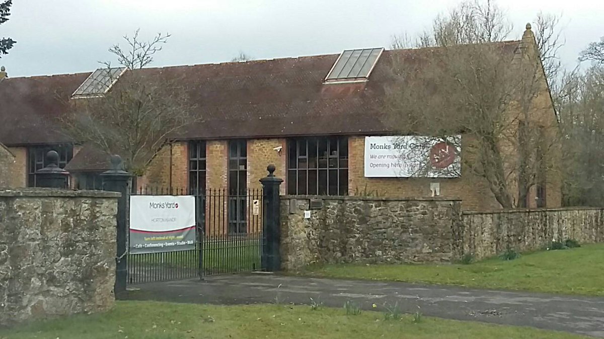 Looking forward to enjoying yummy tea &amp; cake at the new <a href="/TheMonksYard/">Monks Yard</a> site...#CouldntYouFindABiggerSign 😂 #TurnLeftNotRight