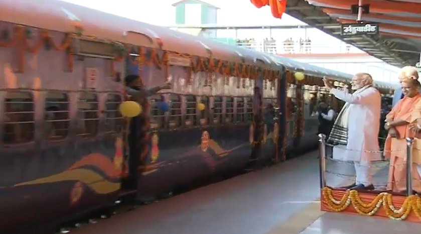 BJP4India's tweet photo. PM Shri @narendramodi flags off train service between Manduadih and Patna. https://t.co/KdpawfbaSV #PMInKashi https://t.co/tUH8Ow5lao