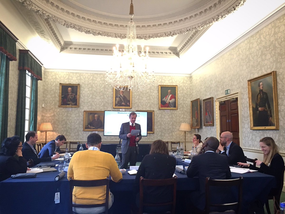 MikhaelaGrayIB's tweet photo. The excellent Professor John Percival helping this week's Foundations of #Finance participants to use financial information intelligently! @ImperialExecEd https://t.co/GMhN5riIld