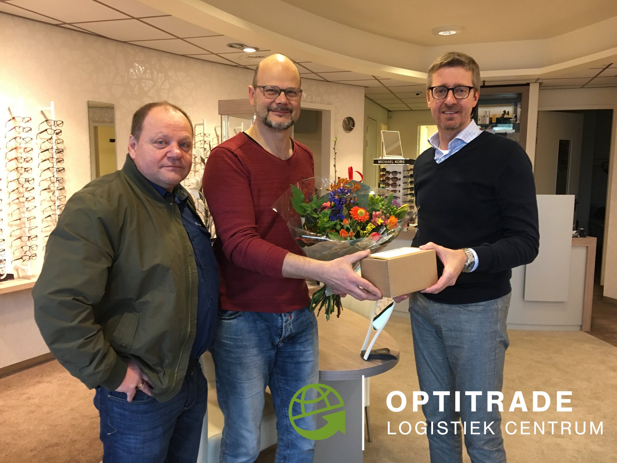 Optitraderetailgroep در توییتر En Ook Nico Optiek Uit lsmeer Was Erg Verrast Door De Persoonlijke Bezorging Van Het Olc Pascal Deklerck En Ton Martens Hebben Nico Vegt In Het Zonnetje Gezet En Hem