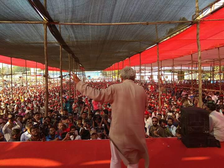 Rijas_N's tweet image. കർഷക മാർച്ചിനെ സഖാവ് സീതാറാം യച്ചൂരി അഭിസംബോധന ചെയ്തു സംസാരിക്കുന്നു.!! 
.
#KisanLongMarch 
#AlKS
#CPIM