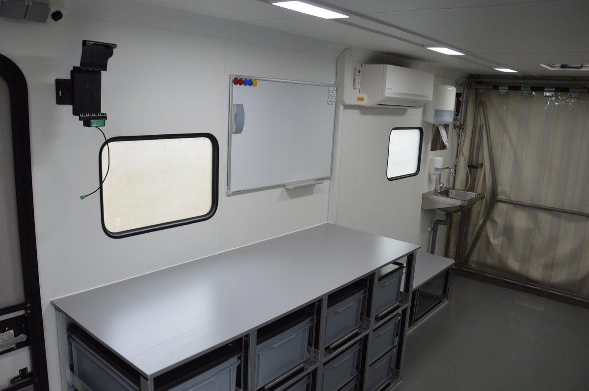 Afgelopen woensdag heeft #Veiligheidsregio #Zaanstreek-Waterland een compleet vernieuwde haakarmcontainer in ontvangt genomen. Deze haakarmcontanair is volledig opnieuw ingericht tot logistiek arbeidshygiëne container.