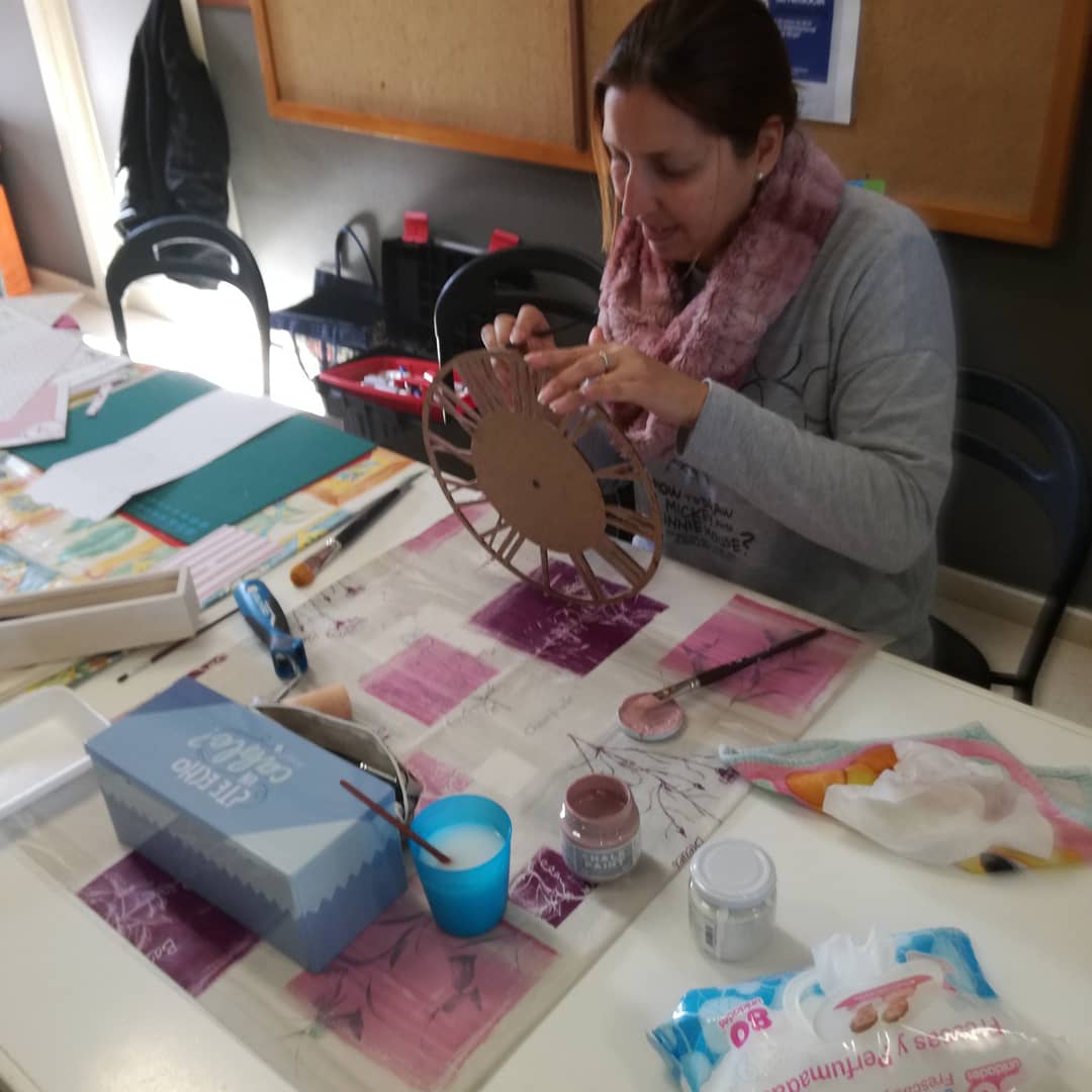 CSDCJUANVELASCO's tweet photo. En nuestro taller de #manualidades hacen auténticas obras de #arte . ¿A qué esperas para apuntarte?. Info:955675274. https://t.co/aL1MA7Oc71