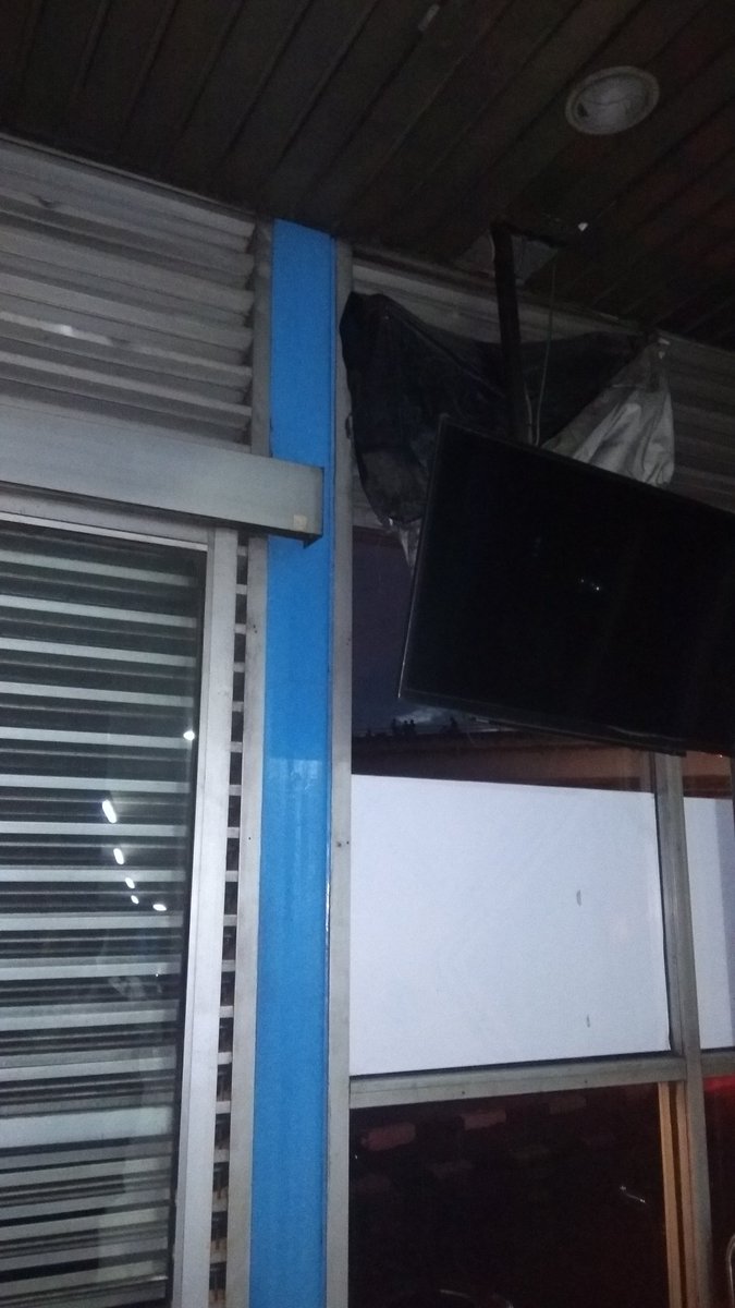 Yan_Piris's tweet photo. Mati lampu nih @PT_TransJakarta di Halte Pasar Rebo/Fly Over Raya Bogor... https://t.co/MyxCTy8M2w