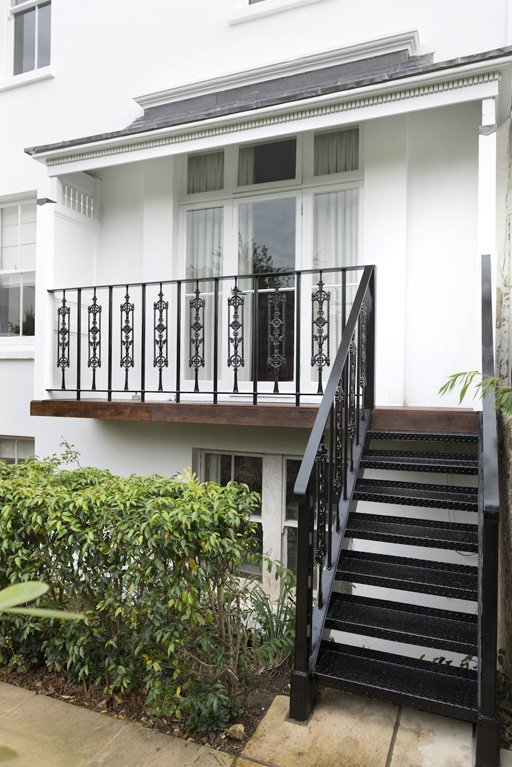 A new traditionally detailed balcony, canopy and steps down to the rear garden were designed and constructed to the raised ground floor flat.