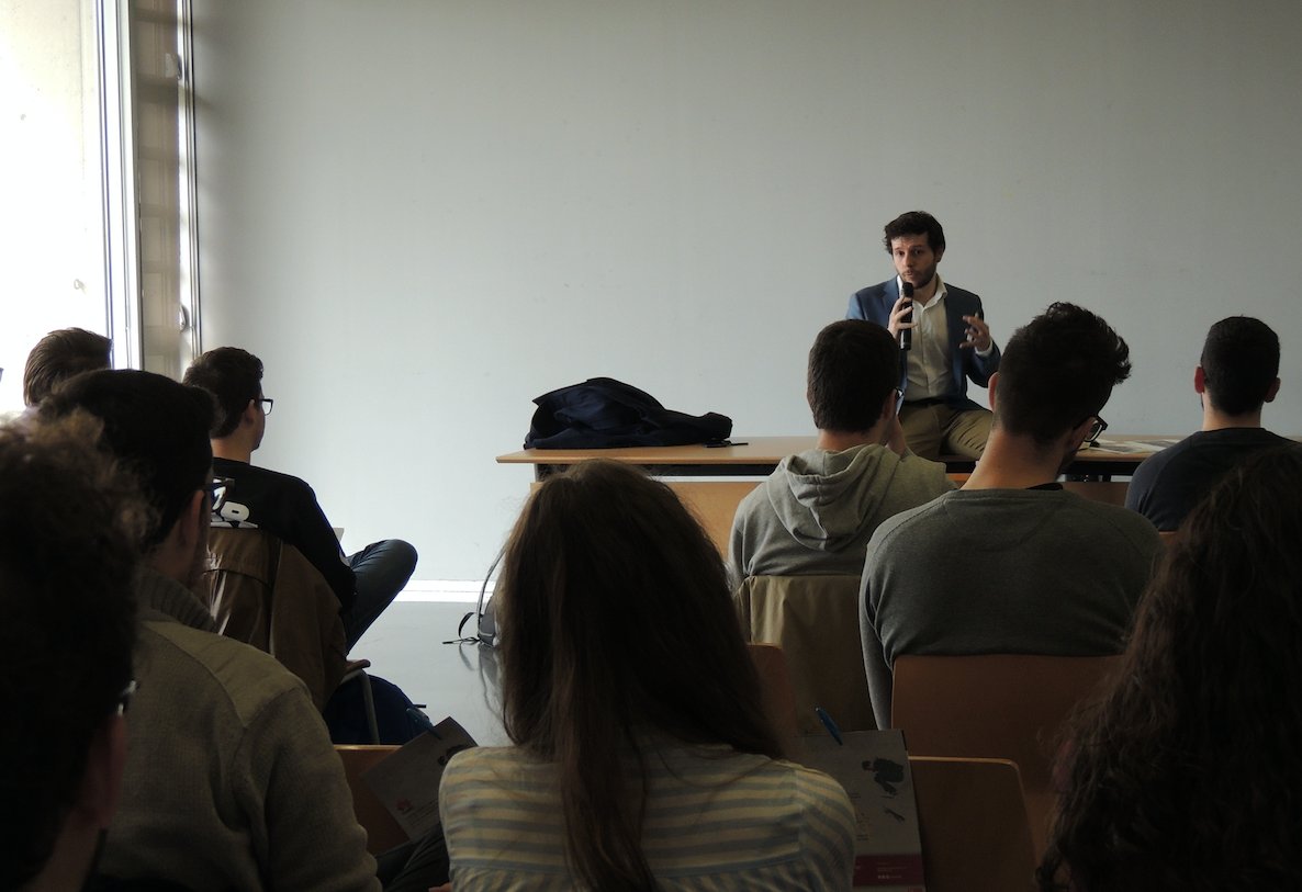 TelecoUPV's tweet photo. 📣El jueves pasado @Huawei participó en una charla de captación de talento a la que asistieron numerosos alumnos de #TelecomVLC aquí tenéis algunas imágenes de la sesión https://t.co/AcSkPmjjeX