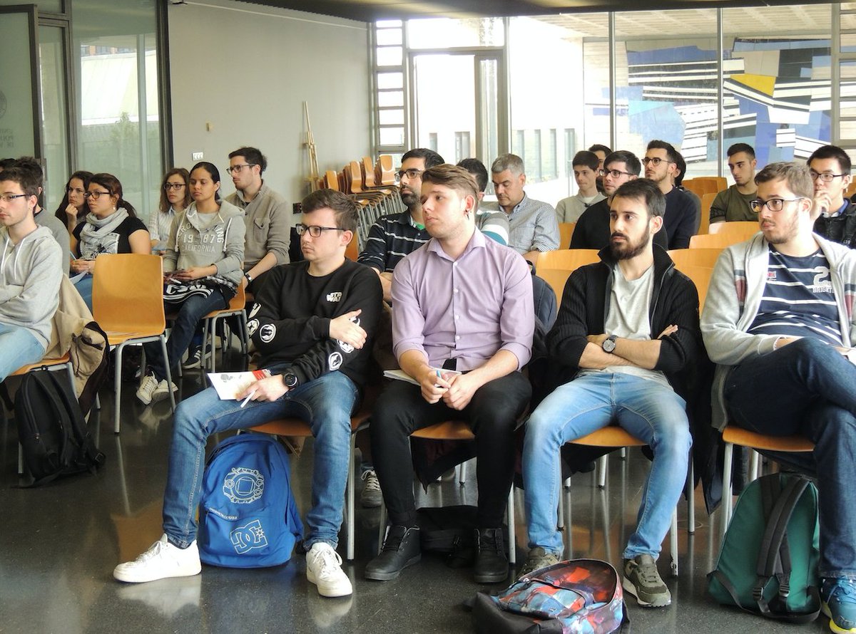 TelecoUPV's tweet photo. 📣El jueves pasado @Huawei participó en una charla de captación de talento a la que asistieron numerosos alumnos de #TelecomVLC aquí tenéis algunas imágenes de la sesión https://t.co/AcSkPmjjeX