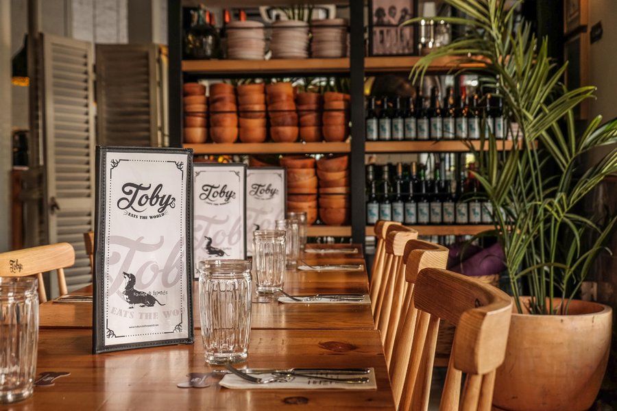 Fastbar_Owner's tweet photo. ¿Todavía no conocéis este bar que tanto está dando que hablar en #Sevilla? Es TOBY eats the world  y tiene enamorados a los amantes de los #animales. ¿Eres tú uno de ellos? #dogbar #barparaperros #tdsgastro @tobyfox #baresenSevilla https://t.co/Fvt3dGQz3O https://t.co/uPviCjIbYX