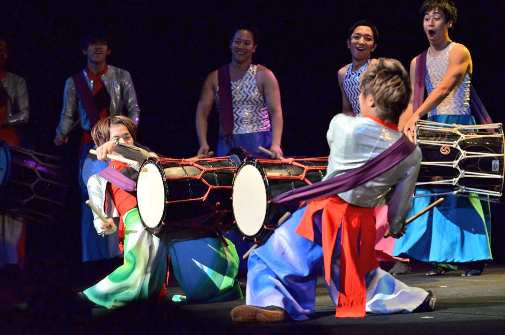 和太鼓グループ彩 Sai Sur Twitter 彩広報部 いわちゃんで候 一昨年3月に開催された 担ぎ男子party Night から今月で2年 今週はそんな 担ぎ桶太鼓 にスポットを当てた 担ぎ特集 をお送りするで候 まずは担ぎの代表曲 祭宴 太鼓を横向きに担い