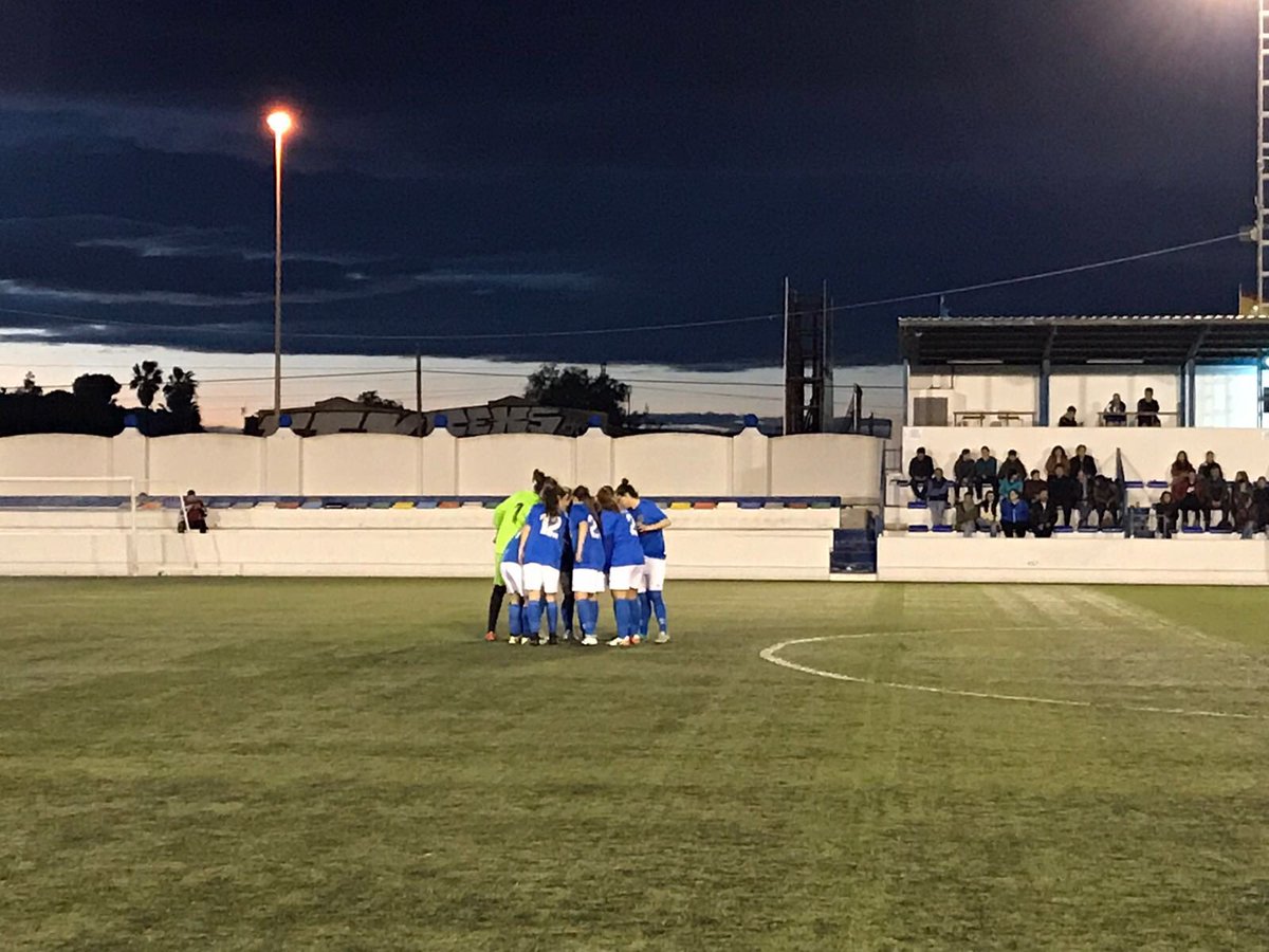 racingctmmfc's tweet photo. #CLUB |📷| ¡Vuelta al liderato! Las chicas del @MarMenorFminas hicieron sus deberes. Ganaron (2-0) al @SMXathletic con goles de Paqui e Inma, y aprovecharon el tropezón de @PinatarFeminas.

¡De nuevo líderes nuestras guerreras! Enorme campaña, ¡orgullosos! #FuerzaYHonor 💙⚪️ https://t.co/ga65pyis5J