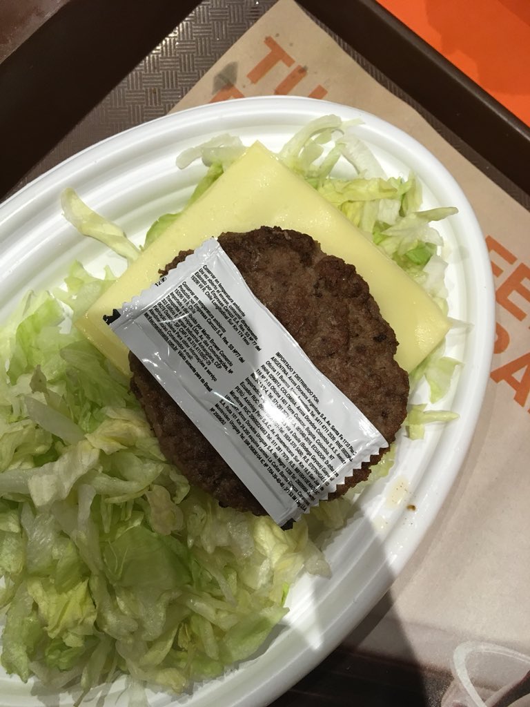 Tomass_F7's tweet photo. “Dicen que sus hamburguesas son graaandes...”
#BigMac? #ChicMac https://t.co/7gy8obk3P5