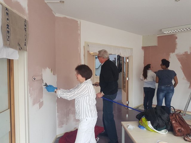 NL doet!: Lionsclub Soetermare schildert tuinkamer #Zoetermeer tinyurl.com/ydhm4vam