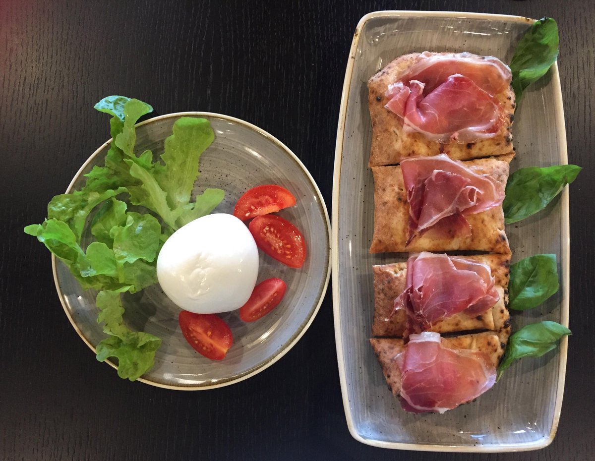 Fresco_Napoli's tweet photo. “Era un uomo che doveva aver viaggiato dappertutto,per lo meno con la mente.”#JulesVerne da"Il giro del mondo in80giorni"
 "Era un uomo che doveva aver viaggiato dappertutto,per lo meno con..il gusto."😉#frescocaracciolo da"Il giro del mondo in80gr.di bontà"😋Le cartoline #napoli https://t.co/6ZWUe6xne8