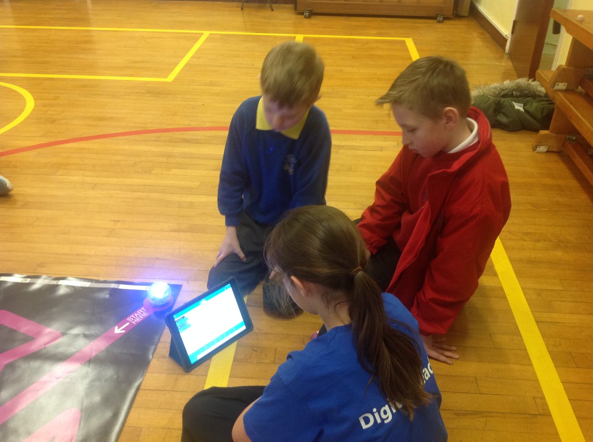 SpiresIPS's tweet photo. Coding - with our Shared Education partners @holyfamily_sch https://t.co/zALlCGh3fK