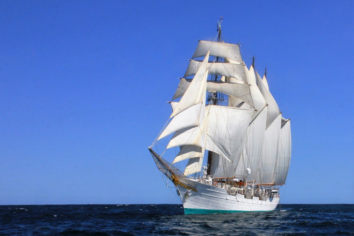 Armada_esp's tweet photo. El buque escuela #JuanSebastiándeElcano acaba de cruzar el Ecuador.
De invierno ❄️ a verano 😎 en solo un instante.
#PasodelEcuador https://t.co/vU3SK9S2pE