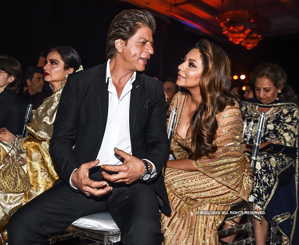 HQ Pics: The Royal couple <a href="/iamsrk/">Shah Rukh Khan</a> &amp; <a href="/gaurikhan/">Gauri Khan</a> in a conversation at #HELLOHallOfFame #HHOF2018 last night.