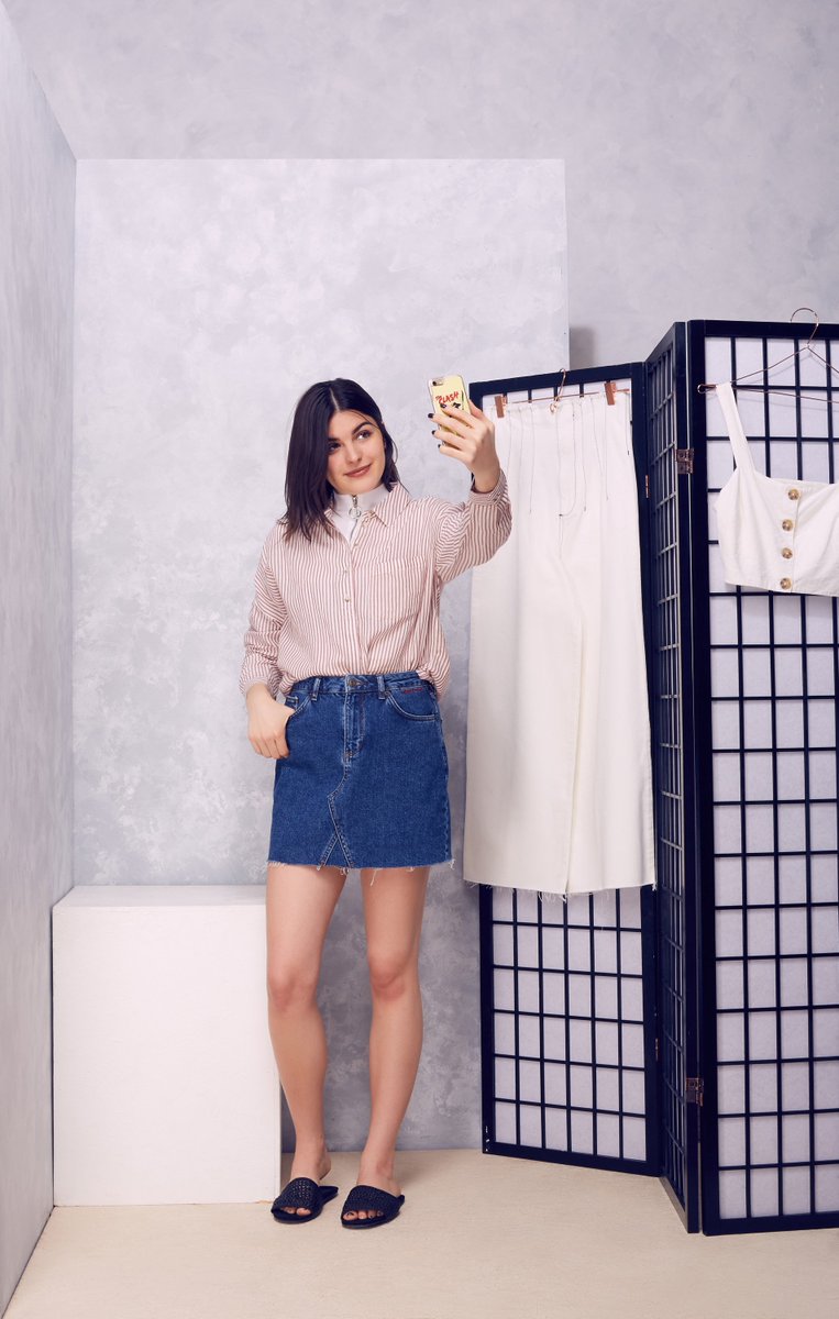 TheDebrief's tweet photo. PLOT TWIST: turns out that new-season @UrbanOutfitters is v.flattering https://t.co/NSnG0PYk92 @ForemanPolly #ChangingRoomSelfies https://t.co/L2dtsYcuHe