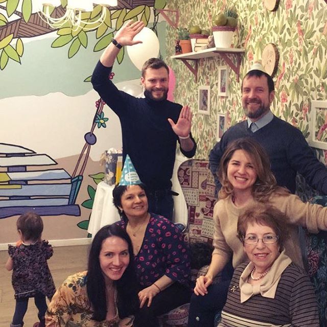 Galima's tweet image. Большая семья - это когда невозможно поймать все лица в один кадр разом👨‍👩‍👧👨‍👩‍👧👵🏻 Попробуйте найти ещё одного ребёнка на фото🐒 #моясемья ift.tt/2p9W7Lt