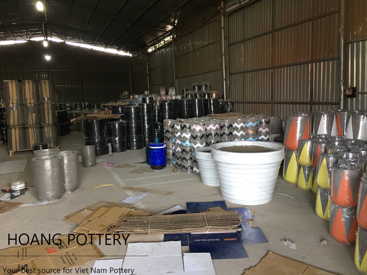 HoangPottery's tweet photo. πΌπΈπΏβ¨ At our #factory β¨πΏπΈπΌ
#vietnam #pottery #pot #planter #flowerpot #red #yellow #white #orange #reddesign #whitedesign #yellowdesign #orangedesign #crown #crownpattern #adorable #cute #lovely #elegant #handpainted #cement #concrete #handmade #decor #decoration #painting https://t.co/jlfAyYWs8Y