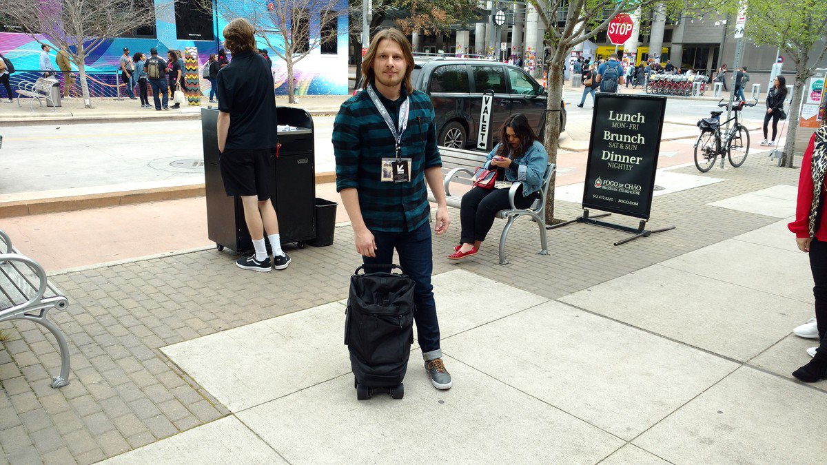 jac_beta's tweet photo. Após produzir 1º lote com recursos de crowdfunding, startup brasileira que criou mochila-skate busca parcerias no SXSW https://t.co/nY7ee2VOXF https://t.co/UawzefwLVn