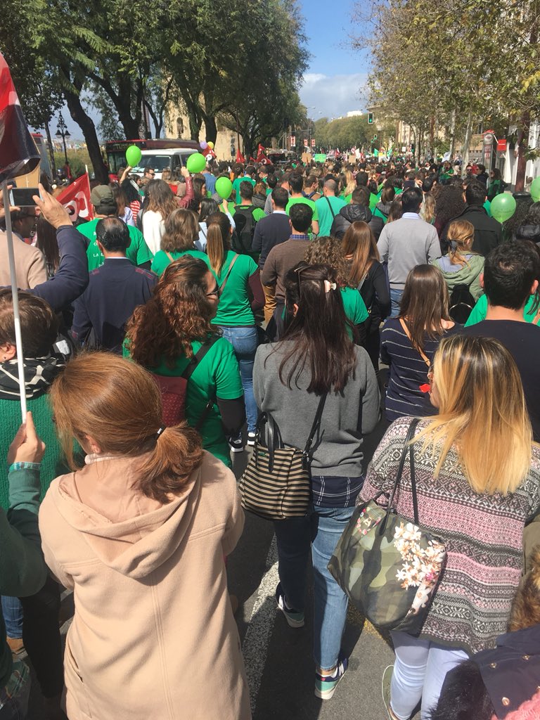 laulargal's tweet photo. Miles de profesores interinos luchando contra la precariedad #EducacionPúblicaDeCalidad #LosQueEstanSeQuedan #Andalucía #Sevilla #EstabilidadInterinos @abcdesevilla @A3Noticias @elmundoes @rtve @canalsur @sextaNoticias https://t.co/lRQ83R6aOD