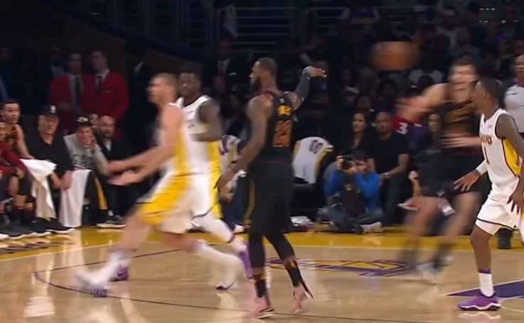 BBCSport's tweet photo. Three players went one way, the ball went the other 👀🏀

Outrageous no-look pass from LeBron James 🔥

Watch: https://t.co/kr3RdyBwpi https://t.co/vJzxzh5NCo