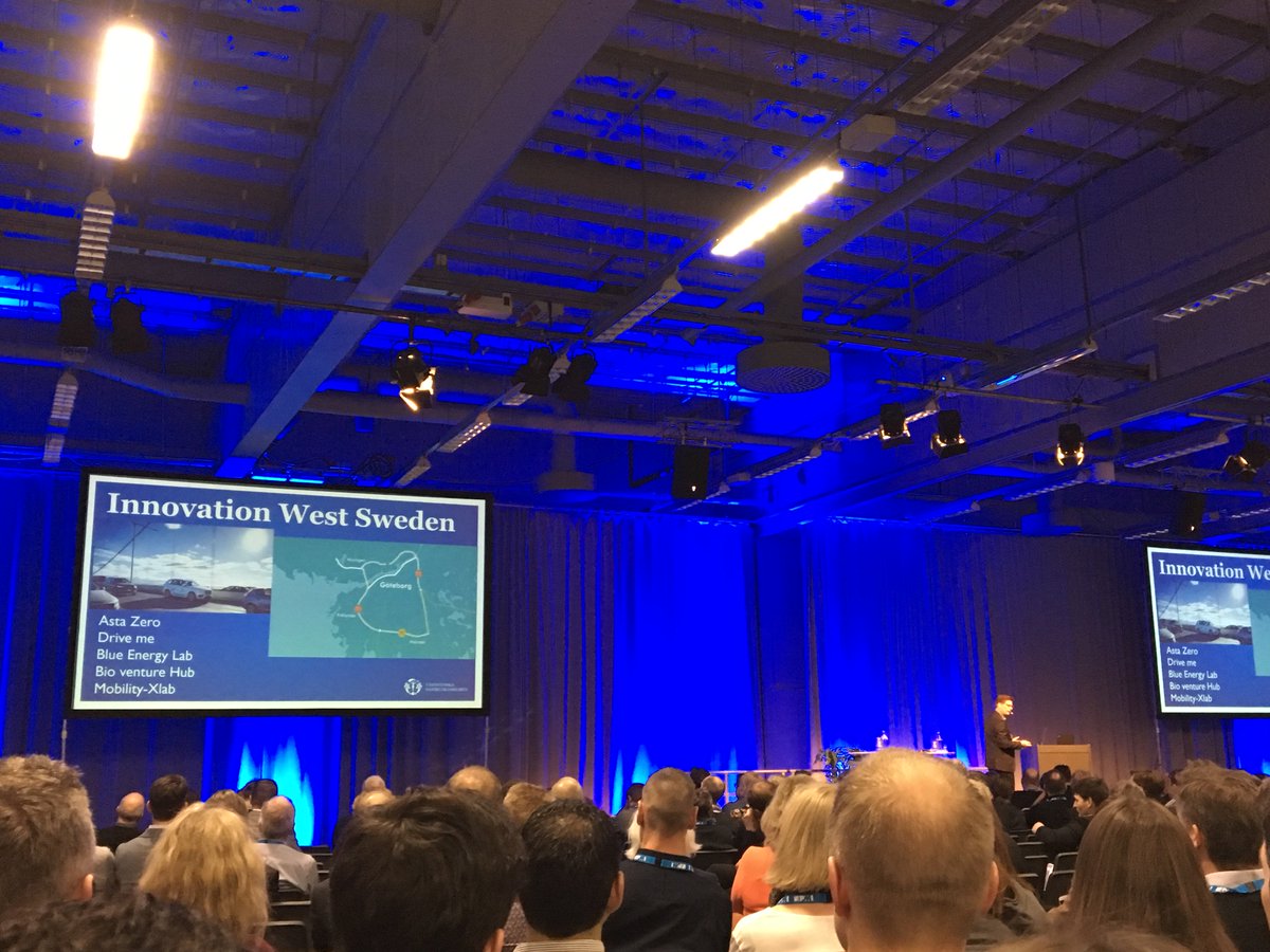 lottabath's tweet image. ¨I Borås jobbar det idag fler i textilindustrin än det någonsin gjort¨. Sveriges största och tredje största ftg ligger på Lindholmen! Vi växer i Väst! Stefan Gustavsson, Västsvenska @handelskammaren inledningstalare på #Passionforprojects #pmisweden