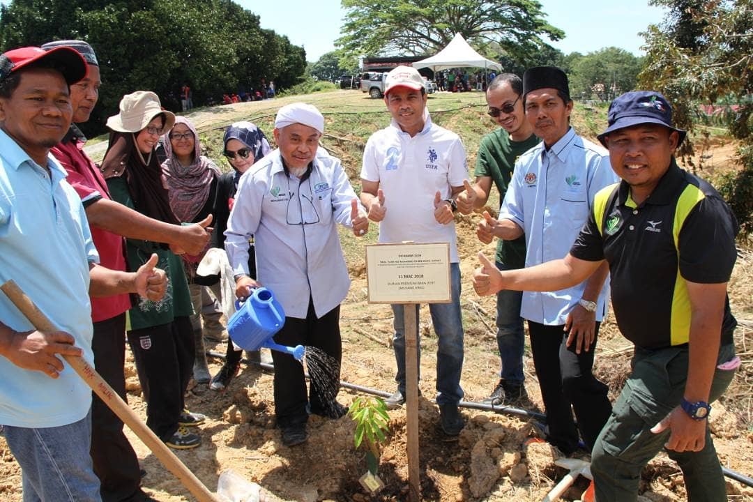 JHarizan's tweet photo. Gerak Kerja  Tranformasi AgroMakanan Taman Pertanian Kilan, Labuan bersama YBhgia Datuk Azhar Ahmad, CEO Perbadanan Labuan...
@shaberyc
@tajuddinrahman
@ismailbakar60
@MY1DOA
@moaMalaysia
#ourfoodourfuture
#PertanianHEBAT
#labuan https://t.co/1X0OpPS8Ci