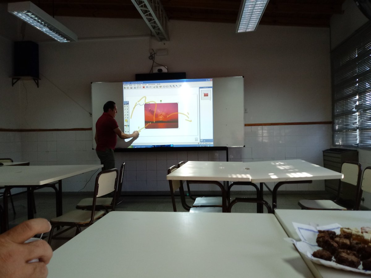 ManePenas's tweet photo. #12DeMarzo #Secundaria. EES14 demostracion del uso del aula intelivente #Vectorizacion @Gustavo_Orduna @gustavoposse #VolvemosAClases @marcelodimario @gzinny @Finocchiaro2019 @mariuvidal https://t.co/TPMFCPOyYu