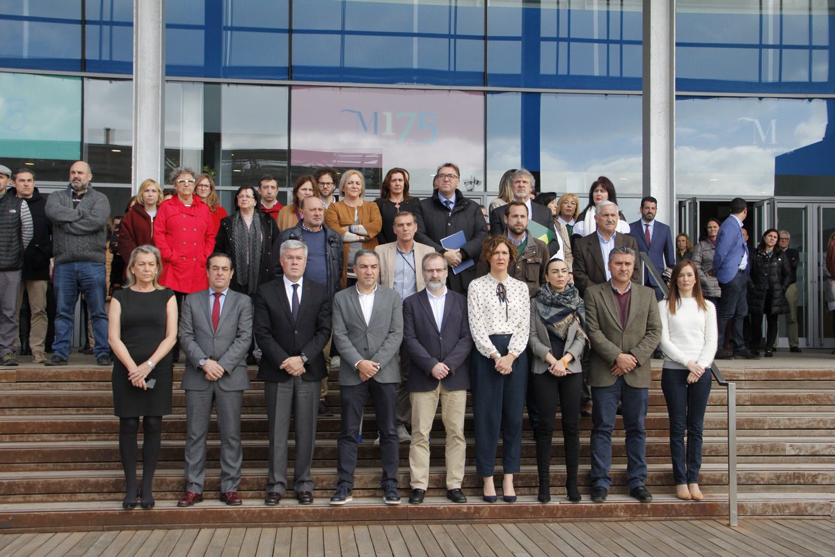 En <a href="/diputacionMLG/">Diputación de Málaga</a> guardamos un minuto de silencio por la muerte de Gabriel. Es nuestra forma de mostrar el rechazo a lo ocurrido y transmitir todo el apoyo de la provincia de Málaga a los padres del pequeño; lo necesitan para superar tanto dolor. #TodossomosGabriel