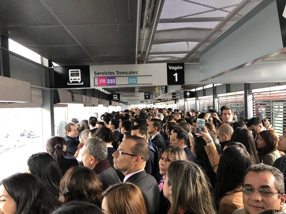 Diegofnarvaez's tweet photo. @TransMilenio 1 hora esperando el J70 en la 146 y nada !!!!!! #TransporteDigno https://t.co/vWorQvCBV6