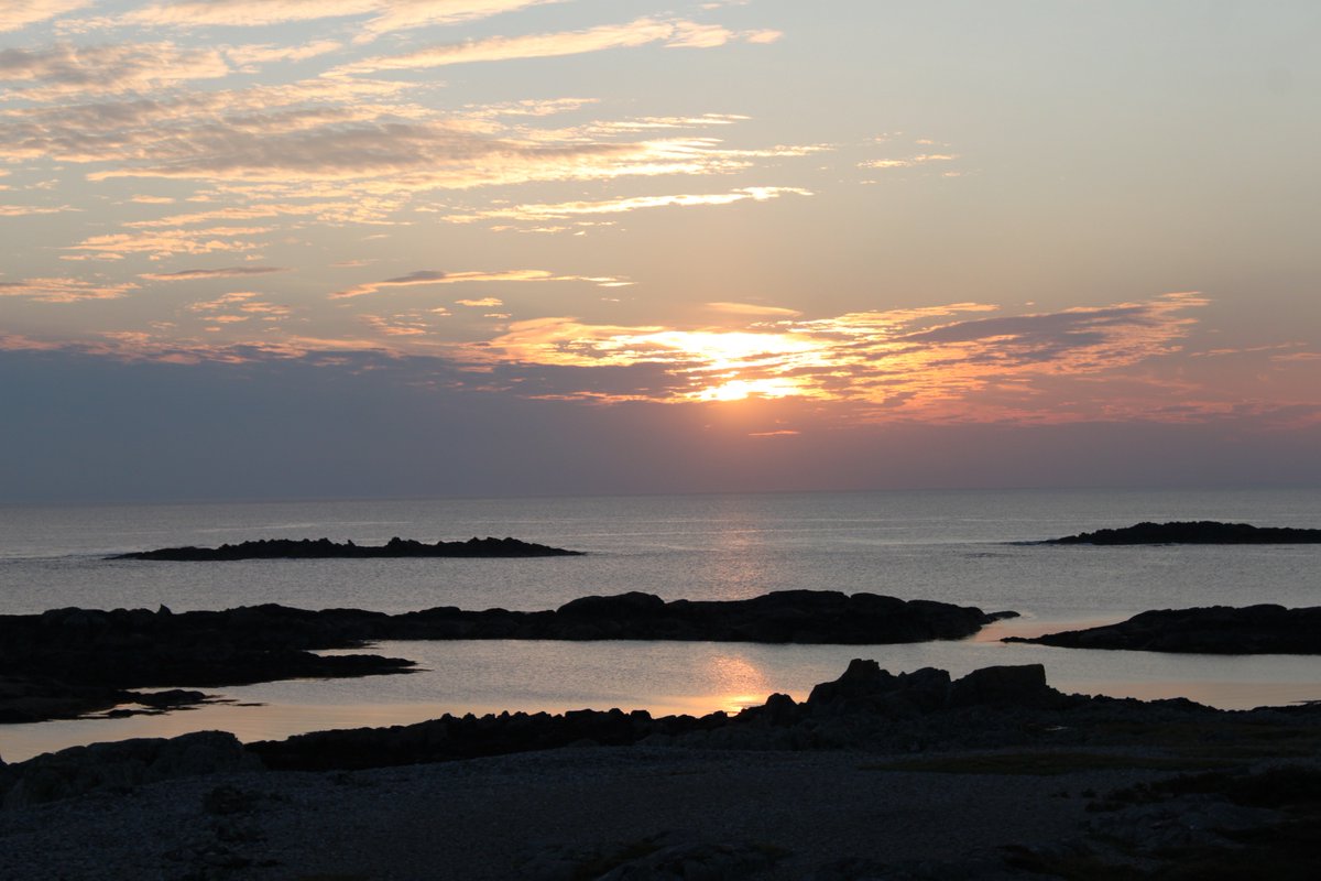 WyvisBoutique's tweet photo. Memories from our visit to @isleofcolonsay in summer 2017. A great island, fantastic scenery and sunsets as well as amazing food and drink. #ComeSeeScotland #TrueHighlands #HebrideanIslands #VisitScotland #WildIslandGin https://t.co/CY5abxFQiC