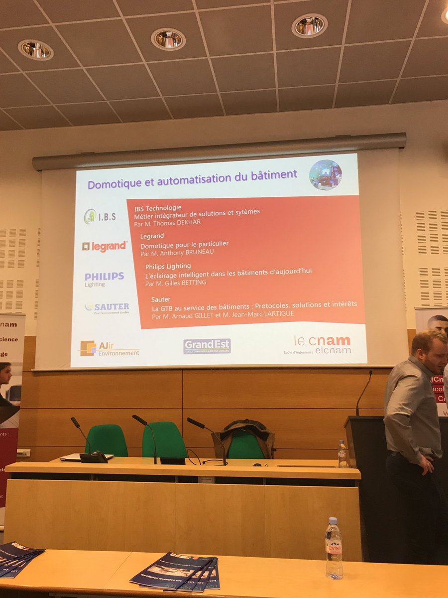 CnamEC2015's tweet photo. Dans 20 minutes commencera la conférence sur la domotique et l'automatisation du batiment ! À suivre en live sur ce compte twitter ! https://t.co/11Z3cIofLz
