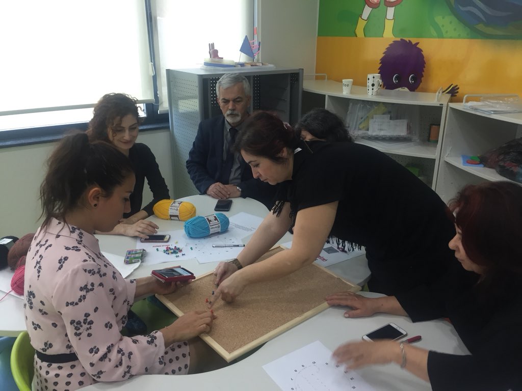 Canercapakci's tweet photo. #erkenSTEM Hayal Dünyası çalıştayımızı yaptık. Kunduz’un penceresini String Art tekniği ile kapattık. @konyaaltiugur_ @BerilEvinc @MesutogluCanan https://t.co/8EExjE0K7d