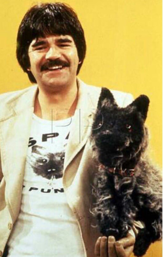 51dear's tweet image. BREAKING NEWS #SkySports believed to be in negotiations to sign two new pundits in light of the #JamieCarragher incident. 
Both are said to be very optimistic about making a comeback #spitthedog