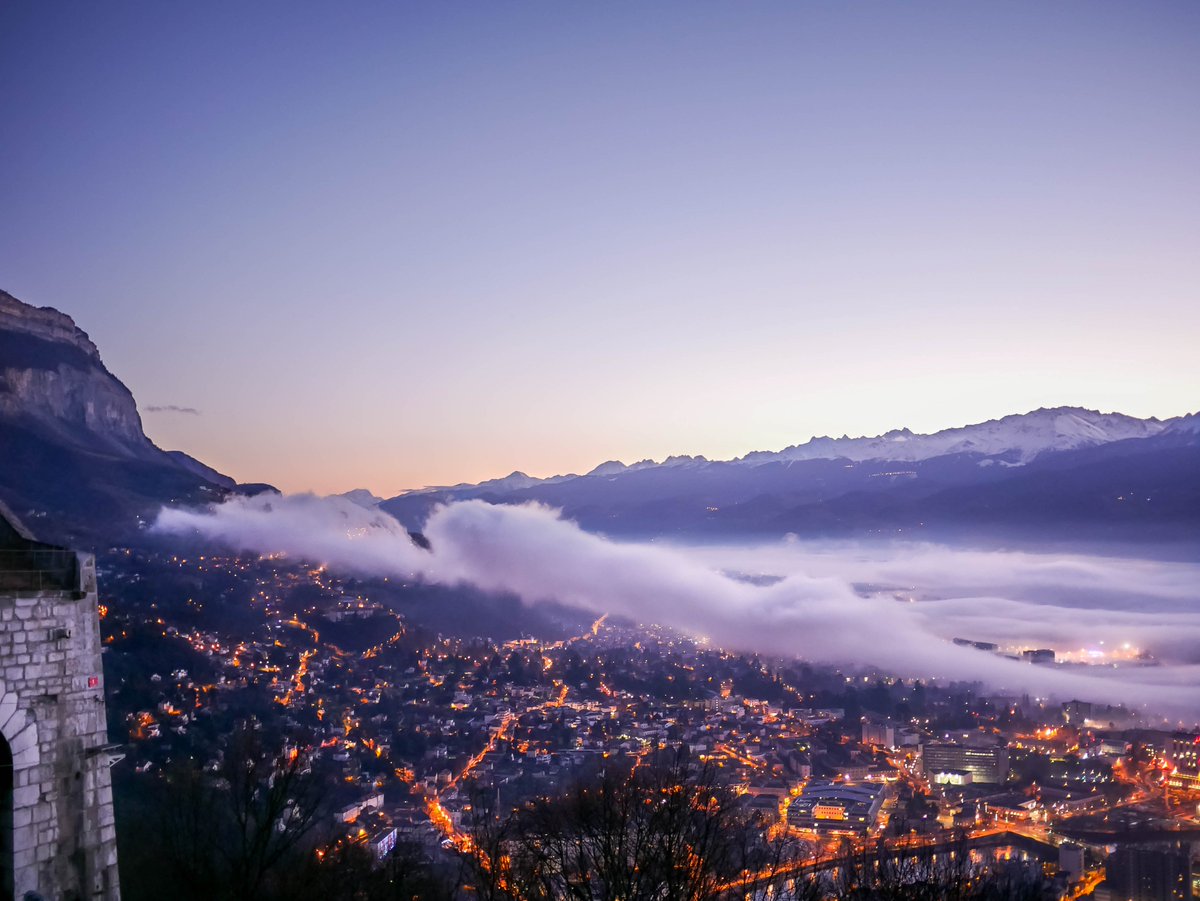 tas2cailloux's tweet photo. Une petite photo de grenoble sous la brume :)

#paysage #grenoble @GrenobleTourism @VilledeGrenoble https://t.co/PSO4xwTD0F