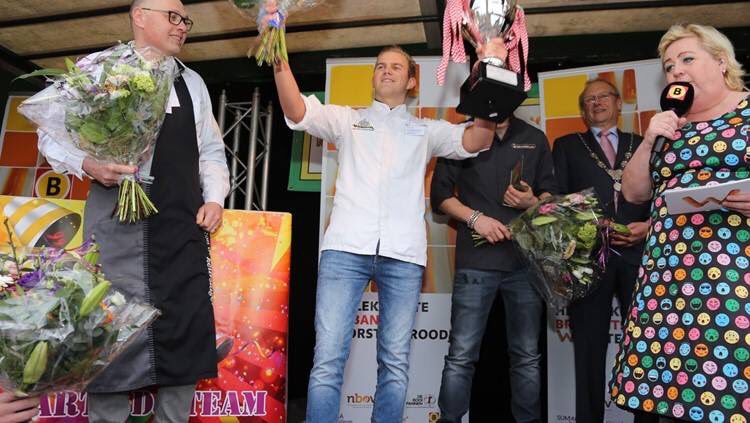ronenangela's tweet photo. Geweldig..... het lekkerste Brabantse worstenbroodje 2018 is gemaakt met ons gekruid gehakt. Gekkenhuis bij de bakker https://t.co/wGcAx1VrFj