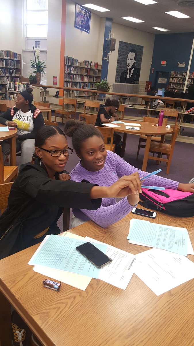 SHSMagnet's tweet image. Dragon workshop The Art of the Elevator Pitch, presented by @HispanicUnity. Thank you for helping our students Make Their Next Move Their Best Move!  #MyNextMove #ThisIsStranahan #BeADragon