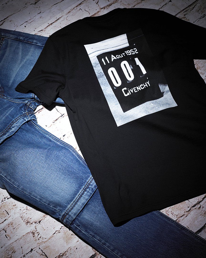 zoofashions's tweet photo. Givenchy Date Print Cuban Fit T-Shirt & Balenciaga Blue Zipped Jeans: https://t.co/K9TPT9MXf5
#givenchy #givenchyparis #givenchyformen #givenchystar #givenchystars #tshirt #balenciaga #balenciagaparis #jeans #highfashion #mensfashion #fashion #style #menswear #london #zoofashions https://t.co/oPwxPq7uL4