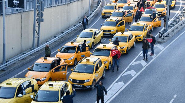hurriyetekstra's tweet photo. Taksicilerden tehdit gibi sözler! ‘Yakıp yıkmak istemiyoruz, sabrımız taşar’ https://t.co/tGAs7WrDfI https://t.co/T4yX0Bh7FJ